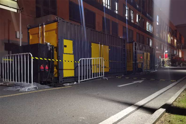 哈尔滨柴油发电机组的输出电压是如何调节的？