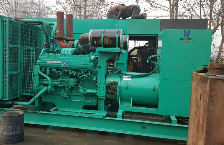 哈尔滨发电机组如何判断水冷式机油散热器内部是否需要清洗？